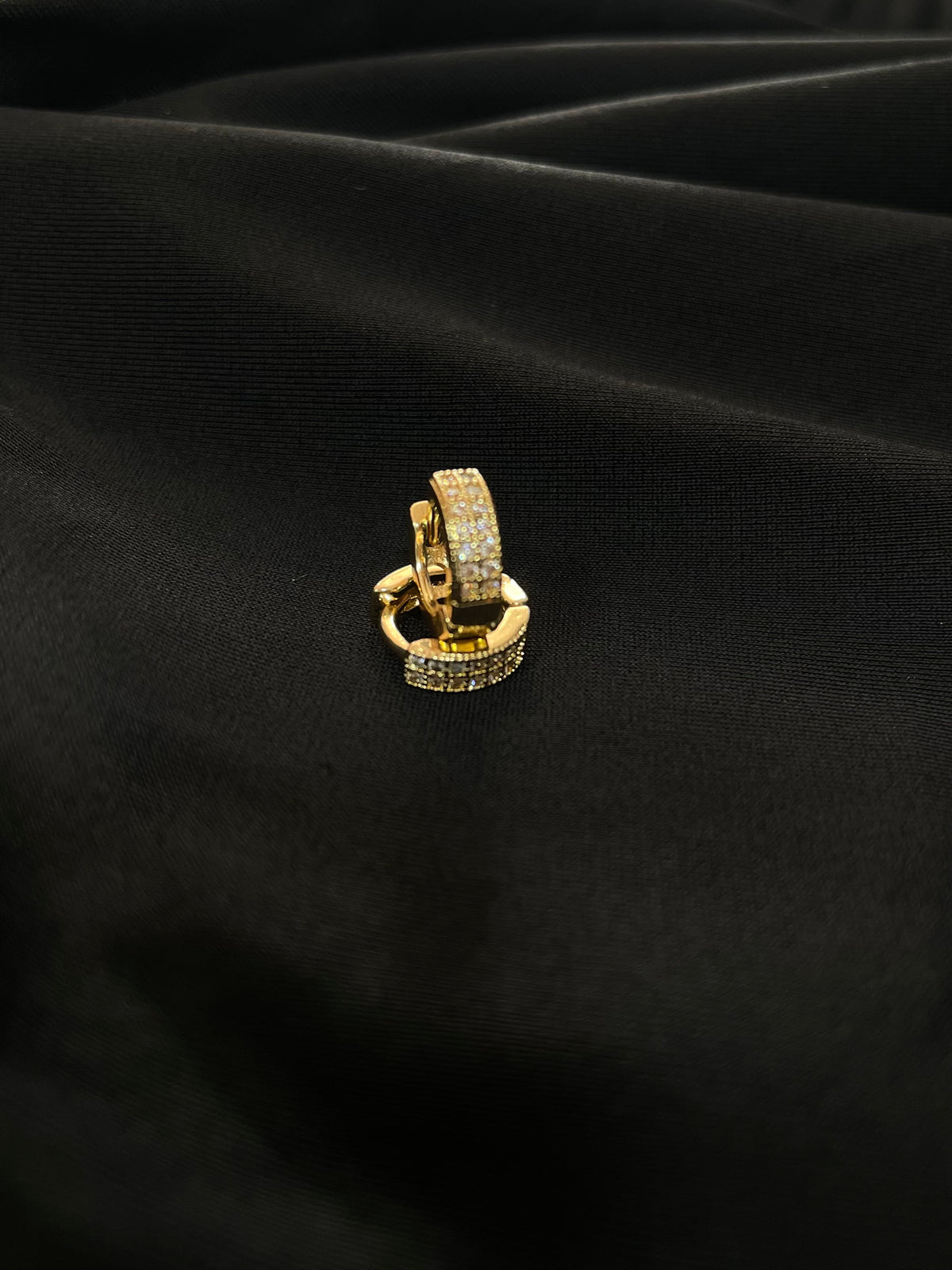BRINCO CRAVEJADO DOURADO (ARGOLA)