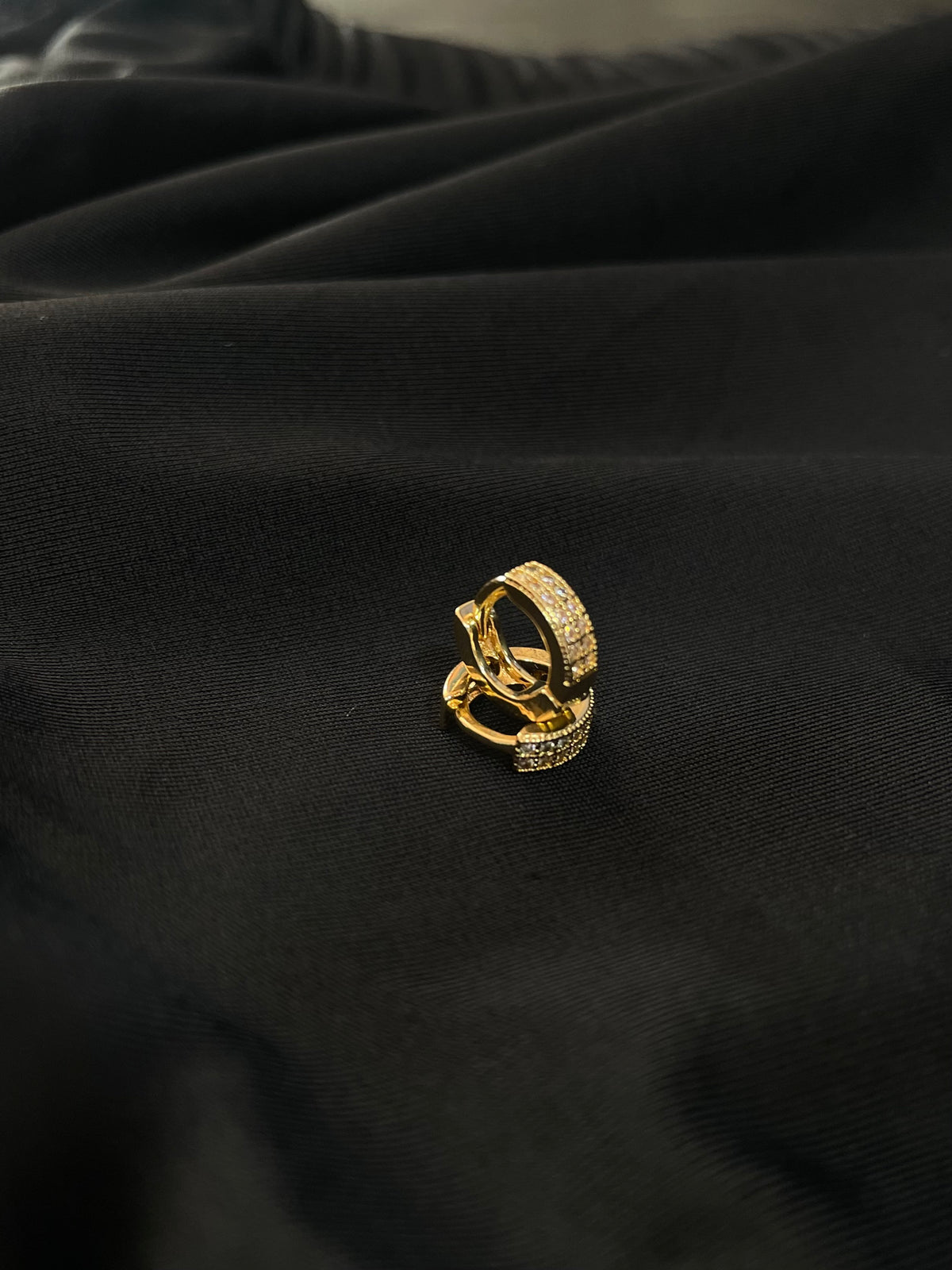 BRINCO CRAVEJADO DOURADO (ARGOLA)